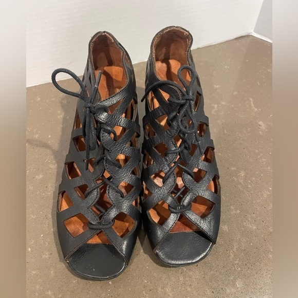 Gentle Souls Black Leather Sandals by Kenneth Cole - Picture 6 of 9